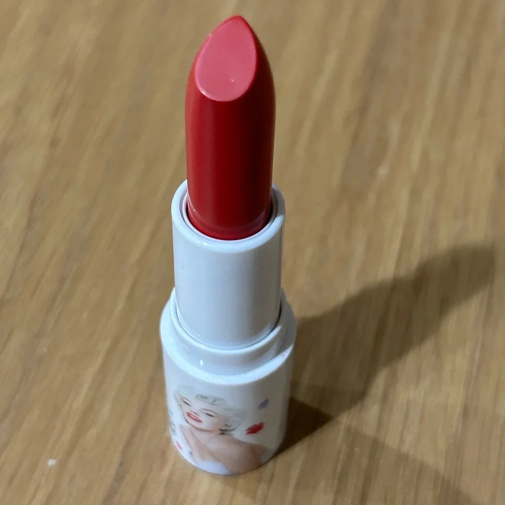 Wet n Wild Marilyn Monroe Bold Red Lipstick - Picture 16 of 16